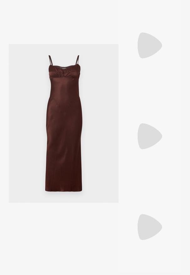 Satin midi kjole i mørkebrunt med tynde justerbare stropper, tætsiddende overdel, rynkedetaljer ved brystet og glat tekstur.; Sorte patentlæder højhælede sandaler med tre horisontale stropper og en justerbar ankelstrop. Elegant silhuet og skinnende finish.; Sort, kviltet satin clutch med sølvfarvede pyramidespidser, kædetræk, rektangulær form og glat overflade. Dimensioner: 10 cm x 18 cm x 4 cm.; Guld øreringe med kroge med store pæreformede ferskensten omgivet af små klare krystaller på en ensfarvet hvid baggrund.