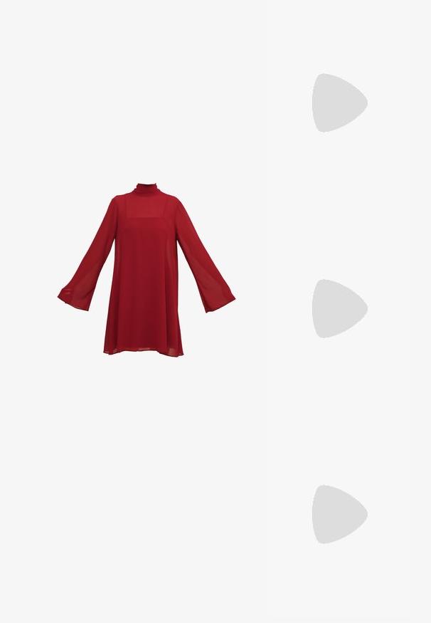 Vestido de gasa rojo con mangas largas acampanadas y cuello alto. Silueta suelta y fluida con escote cuadrado y textura translúcida.; Sandalia de tacón alto de ante negro con suela de plataforma, tira en el tobillo con herrajes plateados, diseño de punta abierta y textura suave.; Pequeño bolso negro brillante con dos asas largas y detalles de cordón lateral sobre un fondo claro liso.; Par de pendientes de aro dorados irregulares y asimétricos con acabado suave y mate sobre fondo neutro.