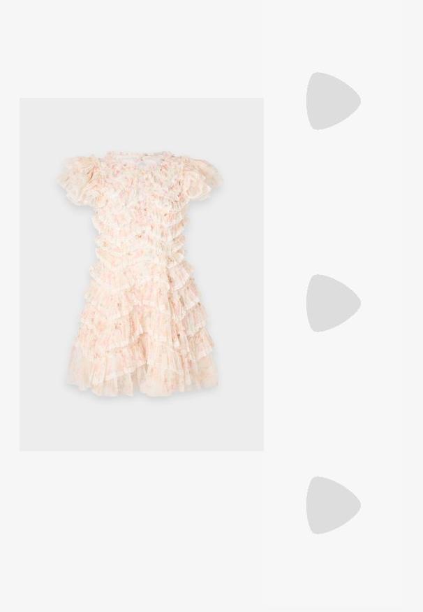 Blomstermønstret kjole i pastelfarvet pink og crème, med lagdelte flæser og blonder detaljer. Korte puffærmer og en rund halsudskæring.; Loeffler Randall LOUISA LACE UP BALLET FLAT - Ballerinasko m/ rem - black; Sort stof scrunchie med pink og grøn blomstret tryk, omgivet af cremefarvet blondekant med huldetaljer, på hvid baggrund.; Lyserød hjerteformet lædermøntpose med håndledsrem og guldlås, mærket med lille gyldent "Furla"-tekst.