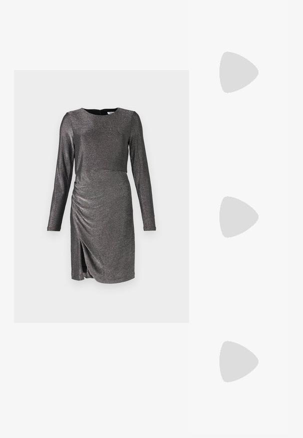 Vestido largo de manga larga en un gris oscuro brillante, con escote redondo, fruncidos laterales y una abertura en el dobladillo para una silueta ajustada.; Zapato de tacón alto de charol negro con punta afilada y textura suave, con un delgado tacón de aguja. Sin adornos visibles.; Bolso de mano de cuero negro con correa de cadena, forma estructurada y un acento de logo plateado. Textura suave con cierre de solapa.; Pendientes de plata con dos barras alargadas, cada una decorada con pequeños rhinestones claros en un patrón lineal. Cierre de presión.