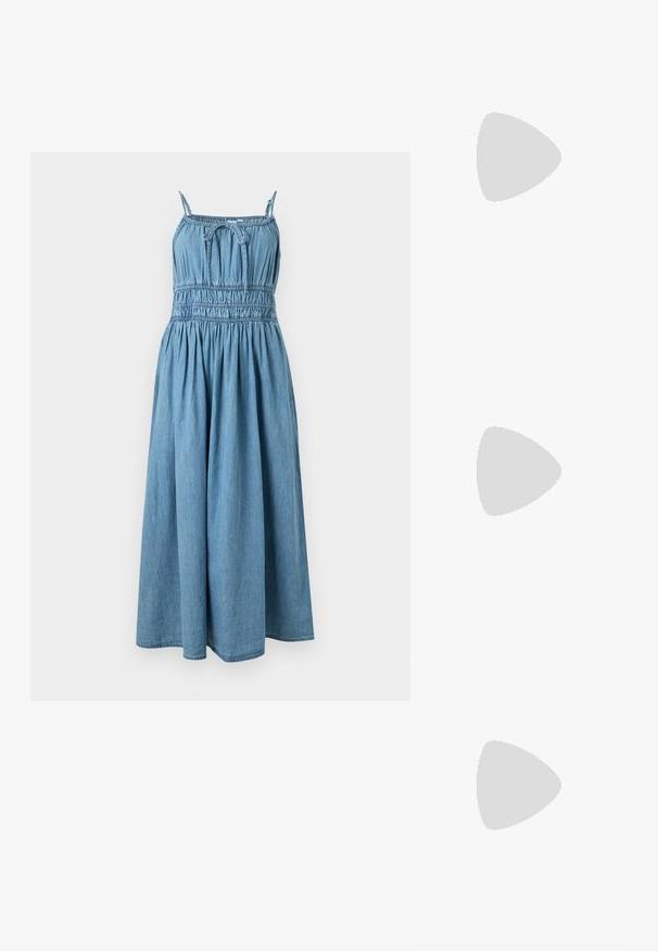 Blå ærmeløs denim midikjole med tynde stropper, tilskåret talje og en sløjfe bundet midt på brystet.; Beige balletflader med spids tå, mesh design overlay og en side spænde. Flad sål med en glat tekstur.; Kremfarvet blød clutch-taske med samlet plissering og en tynd skulderrem med guldfarvet hardware.; Sølv hoop ørestik med en poleret overflade, prydet med små guld accenter og en rund form, båret på øreflippen.