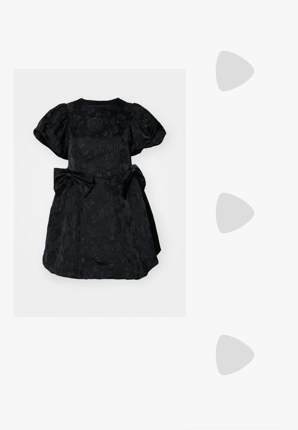 Robe noire avec des manches bouffantes, texture florale et détail en nœud à la taille. Le tissu a un léger éclat et un motif brodé.; Chaussure plate noire à bout arrondi, dotée d'un design studded avec des accents métalliques et d'une sangle à boucle sur le cou-de-pied.; Sac à main en cuir noir de forme arrondie, décoré de clous argentés et équipé d'une poignée courte. Texture lisse et fermeture éclair.; Boucles d'oreilles en argent en forme de cerceau avec un charme croix et cœur. Texture lisse et brillante avec une finition polie. Chaque charmepend d'une boucle sécurisée.