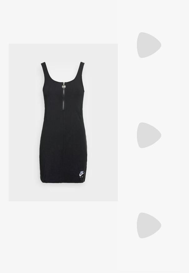 Nike Sportswear AIR DRESS - Jerseyjurk - black; Witte hoge Converse Chuck Taylor All Star sneaker met zwart logopatch en witte veters, weergegeven op een witte achtergrond.; Zwarte stoffen schoudertas met een zachte, gestructureerde oppervlakte, ronde vorm en een enkele strap. Minimalistisch ontwerp zonder zichtbare hardware of accenten.; Zilveren ringoorbellen met een gedraaide ontwerp, met een gestructureerd oppervlak en een veilige sluiting. Lichtgewicht en reflecterend met een vloeiende afwerking.