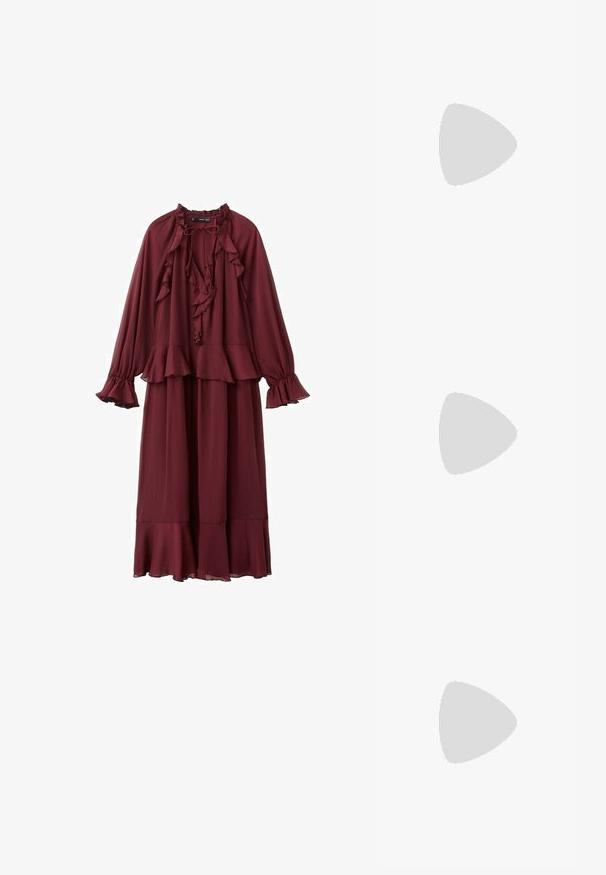 Vestido de manga larga en color burdeos con escote, puños y dobladillo con volantes, que presenta un detalle de lazo en el cuello y una cintura con peplum en capas.; Sandalias de tacón alto negras con un diseño de goma escultórico. Presentan correas curvas y un tacón grueso. Textura mate suave.; Gafas de sol negras en forma de ojo de gato con lentes gris oscuro, marco de plástico elegante, esquinas puntiagudas y patillas rectas. Sin herrajes ni acentos visibles.; Bolso rectangular negro con una correa fina y cierre de cremallera, sobre un fondo blanco liso.