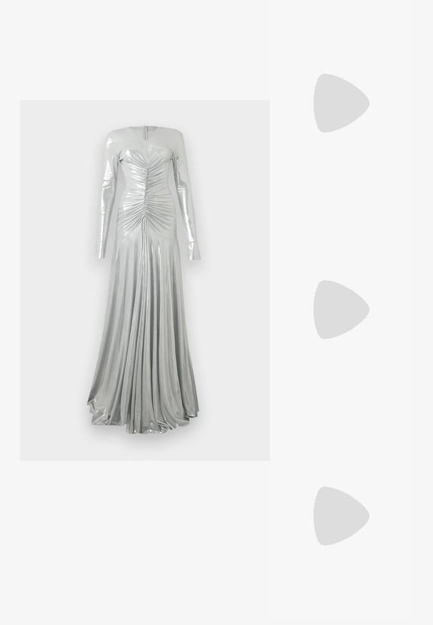 Robe longue à manches longues en métal argenté avec des détails froncés sur le corsage et une jupe longue plissée et fluide jusqu'au sol.; Sandale à talons hauts en argent avec des fines lanières, ornée de strass, présentant un design épuré et un bout pointu.; Petit sac pochette rectangulaire gris foncé orné de strass clairs disposés en motif rayonnant, avec une bandoulière chaîne argentée.; Boucles d'oreilles en métal argenté ornées de plusieurs pierres précieuses en cristal transparent en forme de goutte et de marquise, avec des fermoirs à levier et des détails complexes.