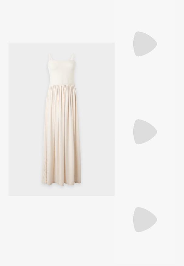 Vestido largo beige con finas tirantes y tejido fruncido en la cintura, colgado sobre un fondo blanco liso.; Chancla única de color rosa claro con suela texturizada y correas metálicas de oro rosa en forma de Y sobre un fondo liso.; Bolso tote tejido negro con patrón de tejido abierto y correas de cuero ajustables, mostrado sobre un fondo claro y liso.; Un par de pendientes de aro en forma de media luna pulidos en plata, con respaldos de plástico transparente, sobre una superficie blanca.