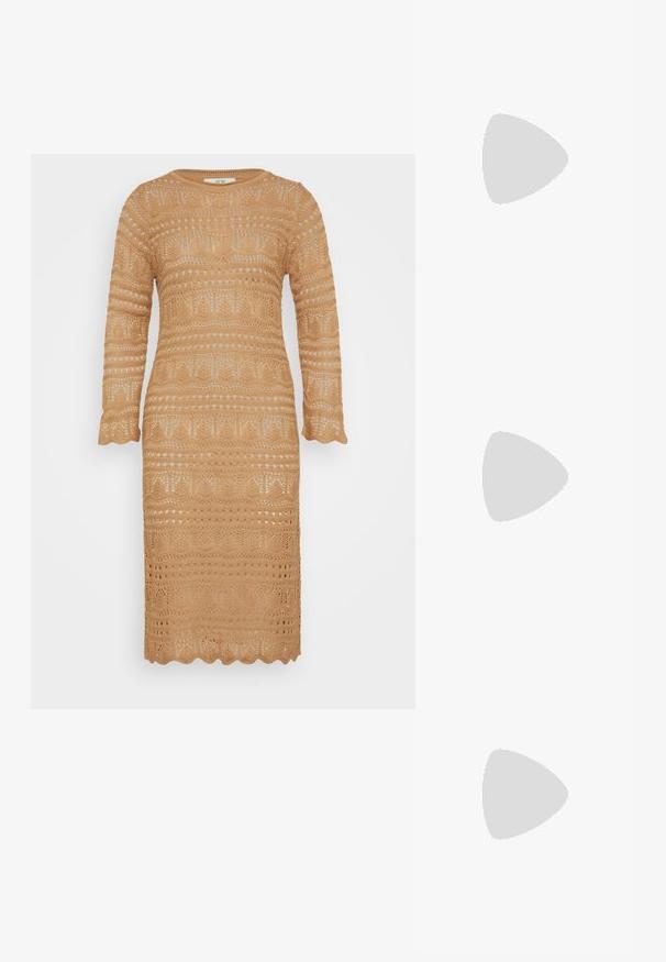 Gebreide jurk in beige met lange mouwen, met een gestructureerd patroon van openwerk en een gegolfde zoom. Gemaakt van lichtgewicht, ademend materiaal.; Donkerbruine leren cowboylaarzen tot over de knie met puntige neuzen, decoratieve stiksels en schuine blokhakken gedragen door een persoon.; Bruine schildpad zonnebril met een vintage cat-eye vorm en bruine lenzen. Heeft gebogen armen met rode accenten.; Zilveren oorbellen in de vorm van een gladde, glanzende ring. Circulaire vorm, voorzien van een veilige sluiting. Eenvoudig en elegant ontwerp.