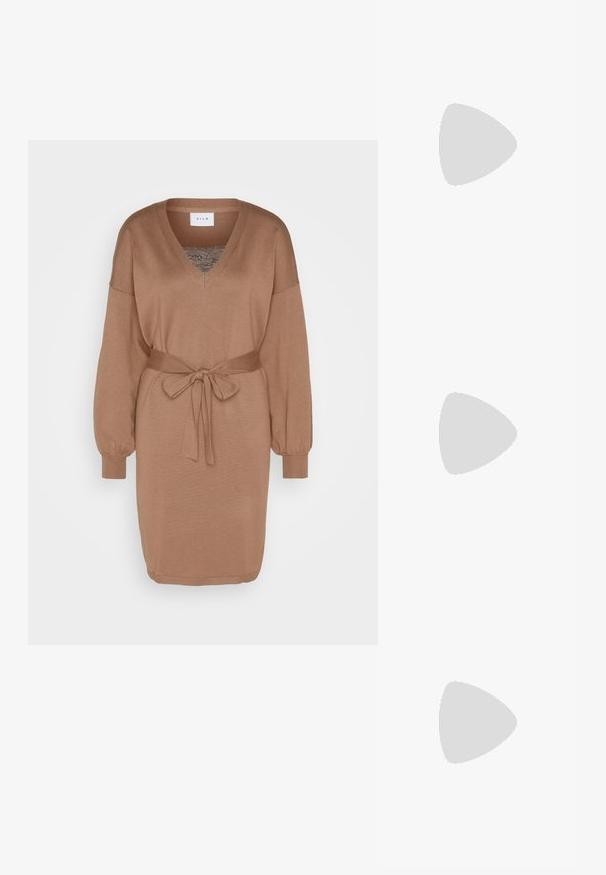 VILA VITRACY DRESS - Robe pull - brown lentil/black; Botte en cuir marron mi-mollet avec bout pointu et talon haut épais, vue de profil sur fond blanc.; Sac à main en cuir blanc à texture de galets avec un accent en cuir marron et une poignée supérieure. Comprend une bandoulière détachable et des accessoires en métal doré.; Collier en or à plusieurs couches avec différents styles de chaînes, y compris des maillons épais et des chaînes fines, orné de pendants circulaires et rectangulaires.