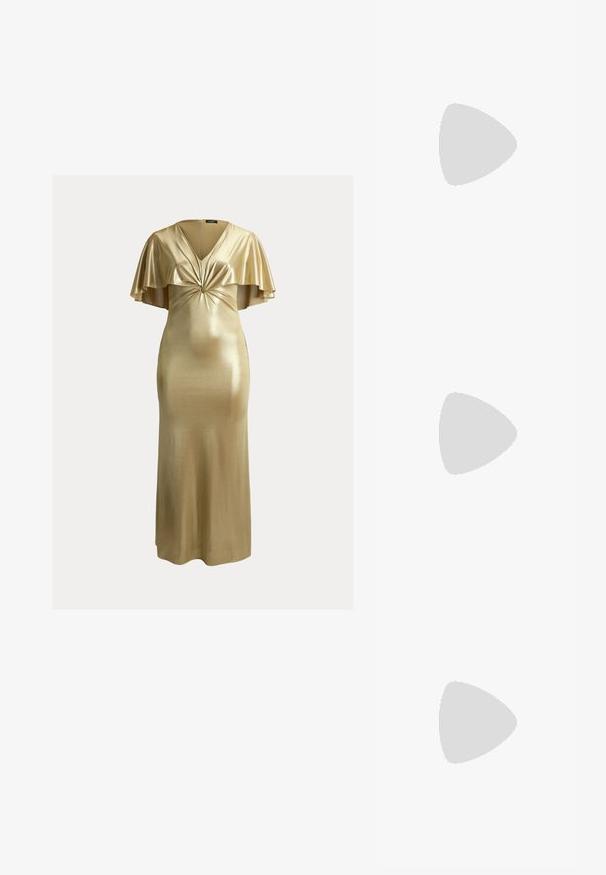 Gouden metallic jurk tot op de vloer met korte fladdermouwen, V-hals en een gedetailleerde gedraaide knoop bij de buste.; Gouden metallic, gestrikte hoge hak sandaal met een gesp sluiting, open teen en een gladde textuur. Kenmerkt zich door een slanke, puntige hak.; Plooitjes metallic stoffen handtas met een gouden kettinghengsel, zachte rechthoekige vorm, lichtbeige kleur, gestructureerd oppervlak en gathered details.; Gouden hangoorbellen met een clusterontwerp, versierd met ronde en druppelvormige heldere kristallen, die zich kenmerken door ingewikkelde details.