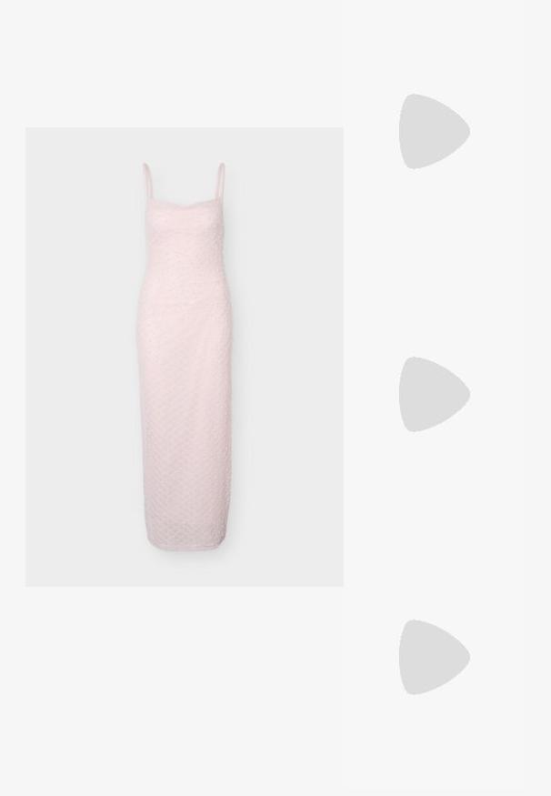 Hellrosa ärmelloses Midikleid mit dünnen Trägern, figurbetonter Silhouette und texturiertem Punktmuster über den gesamten Stoff.; Helle rosa Rutschsandalen mit einem strukturierten Blumendetail am Riemen und einem kleinen Absatz. Weiches Material und offenes Design.; Weiche, cremefarbene Leder-Clutch mit gerafftem Design und einem dünnen Schulterriemen, der vorne auf einem schlichten Hintergrund liegt.; Silberne Metallcreolen mit glatter, leicht gebogener Oberfläche und Klappverschluss vor schlicht weißem Hintergrund.