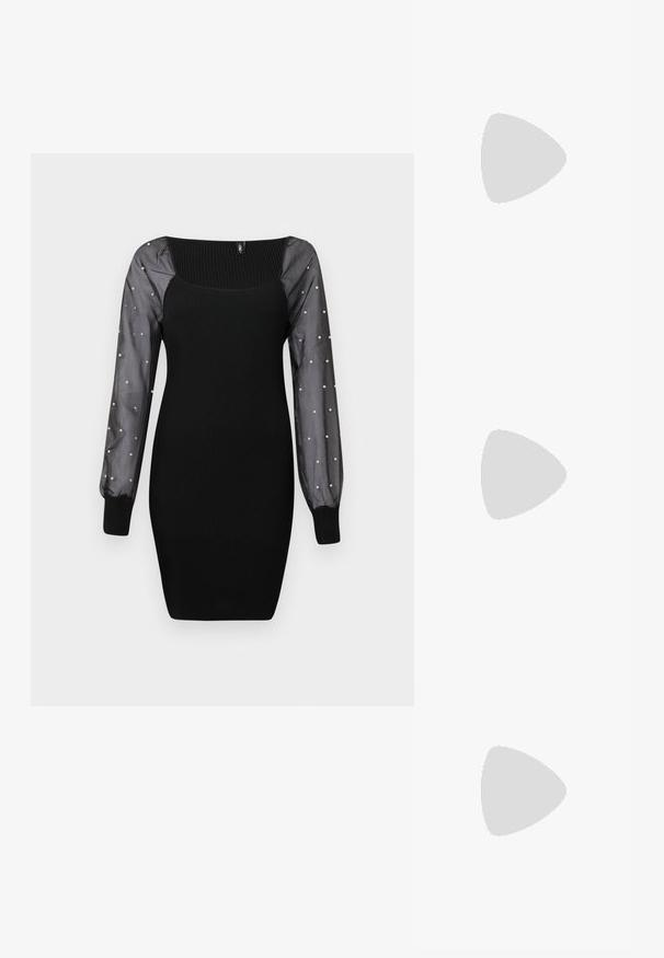 Robe noire moulante à côtes avec des manches longues transparentes ornées de petites perles et de poignets ajustés.; Sandale à talon bas ouverte noire avec un tissu transparent orné de clous décoratifs transparents et une semelle lisse.; Sac à main en cuir noir de forme arrondie, décoré de clous argentés et équipé d'une poignée courte. Texture lisse et fermeture éclair.; Boucles d’oreilles créoles en forme d’étoile argentée avec une finition lisse et polie sur un fond blanc uni.