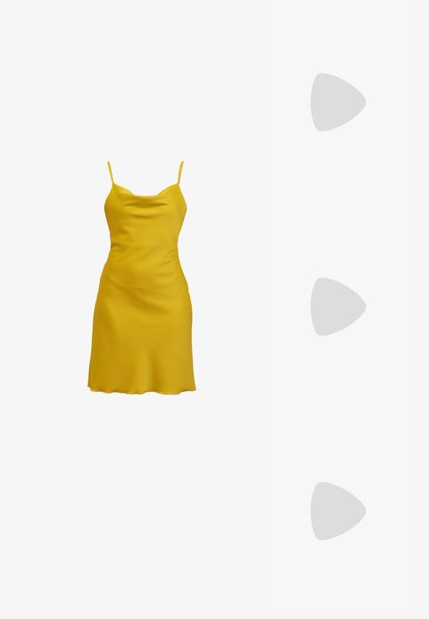 Gelbes Slipkleid mit dünnen verstellbaren Trägern, glatter Textur, knielangem Design und einem dezenten Glanzfinish.; Schwarze Lederflats mit spitzem Zeh, Knöchelriemen und Schnallen-Detail. Verfügt über einen kleinen, niedrigen Absatz und ein offenes Seitendesign.; Schwarze Puffer-Tote mit doppelten Griffen, versehen mit einem weißen Etikett mit "MADS NØRGAARD KOPENHAGEN." Weiche, gesteppten Textur und runder Form.; Silberne Kettenhalskette mit abwechselnd flachen rechteckigen und runden Gliedern, mit einem eleganten, polierten Finish und glatter Textur.
