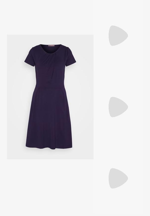 Donkerpaarse korte mouwen jurk met een ronde halslijn, subtiele plooien bij de buste en taille, en een uitlopende A-lijn rok. Zachte stoftextuur.; Zwarte slingback schoen van lakleer met een spits toelopende neus, lage blokhak en zilverkleurige hardware aan de voorkant.; Zwarte clutch tas gemaakt van suede met een textuurafwerking, voorzien van een gouden schouderband en een strakke, hoekige vorm.; Zilveren dubbele ring met een gladde, gepolijste oppervlakte. Heeft een vloeiende, gebogen vorm met overlappende secties voor een moderne uitstraling.
