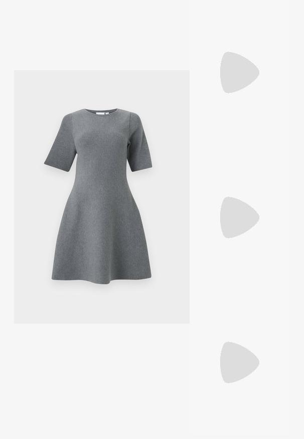 Grå A-linje kjole med korte ærmer, rund halsudskæring og tekstureret strikket stof, designet til en tætsiddende overkrop og en udvidet nederdel.; Sorte suede knæhøj støvle med spids tå og en slank stiletto-hæl. Glat tekstur med et rent design uden synlige hardware eller accenter.; Sort læderhåndtaske med rektangulær form, der har et enkelt struktureret håndtag, sølvhardware og lynlås-lukning. Glat tekstur.; Sort læderbælte med to runde lommer, sikret med sølvtrykknapper. Glat tekstur, let buet design.