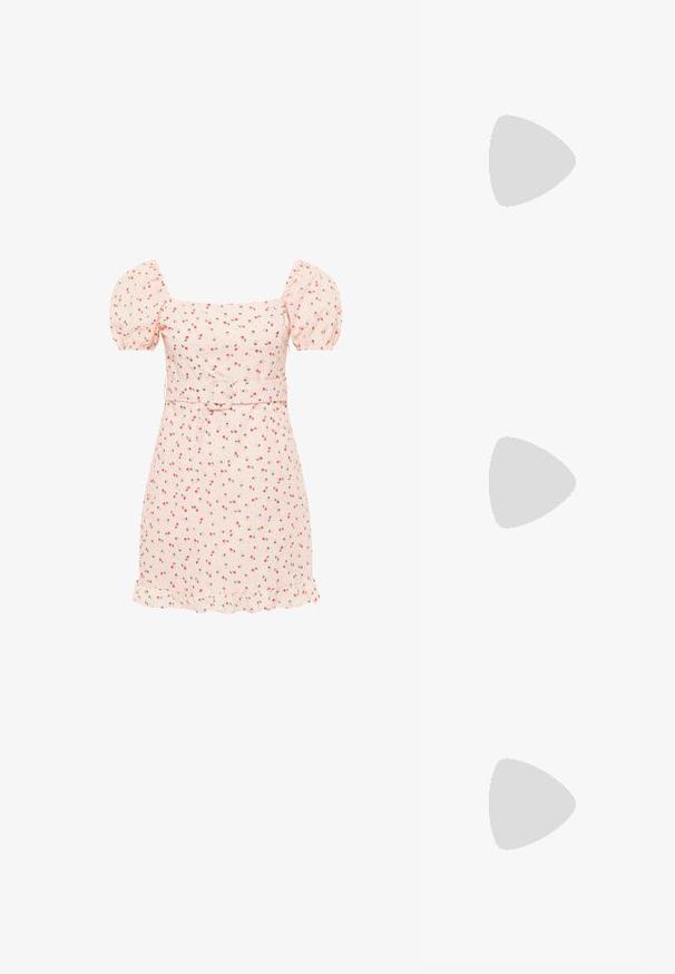 Lyserød kort kjole med pufærmer, blomsterprint, firkantet halsudskæring, bælte i taljen og flæsekant.; Sorte læder balletflade med spids tå, flad sål og en enkelt ankelrem med en rektangulær spænde. Glat tekstur hele vejen igennem.; Lyserød satin håndtaske med en sommerfugleformet udsmykning, der har sølvmetallic accenter og rhinsten, samt et slankt håndtag.; Sort stof scrunchie med pink og grøn blomstret tryk, omgivet af cremefarvet blondekant med huldetaljer, på hvid baggrund.
