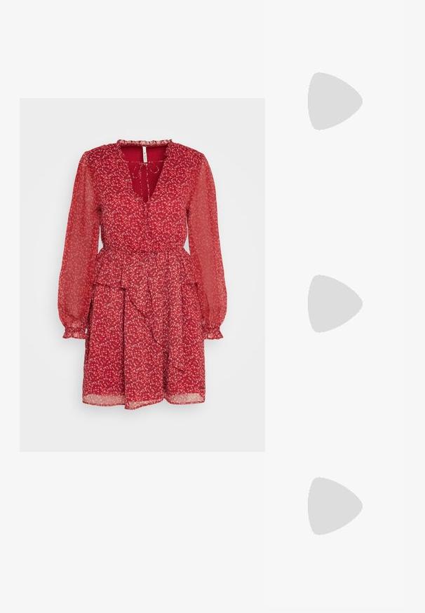 Pepe Jeans ZULIA - Φόρεμα ημέρας - red; Μαύρο δερμάτινο καουμπόικο μποτάκι με μυτερή μύτη, tapered stacked heel και διακοσμητική ραφή κατά μήκος των πλεύρων.; Μαύρη συνθετική τσάντα χειρός με καμπυλωτό σχήμα, ασημί αλυσίδα, κλείσιμο με φερμουάρ και ανάγλυφο λογότυπο της μάρκας μπροστά. Λείος υφής.; Ασημένες κρίκοι σκουλαρίκια που περιλαμβάνουν ένα charm σε σχήμα σταυρού και καρδιάς. Λείο, γυαλιστερό υφή με γυαλισμένη φινίρισμα. Κάθε charm κρέμεται από έναν ασφαλή βρόχο.