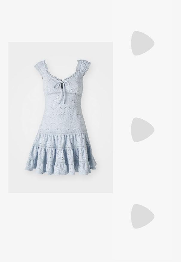 Lichtblauwe kanten jurk met een aansluitend lijfje, gerimpelde mouwen, een striknek en een uitlopende tiered rok met bloemenpatronen.; Zwarte leren slingback schoen met een spitse neus, platte hak en gebogen uitsnijdingen. Glad textuur en minimalistische stijl.; Geweven handtas in zwart en wit met een ronde vorm, gestructureerd oppervlak en een gevlochten handvat. Geschikt voor dagelijks gebruik.; Zilverkleurige metalen creolen oorbellen met een glad, licht gebogen oppervlak en sluitingen met haaksluiting op een effen witte achtergrond.