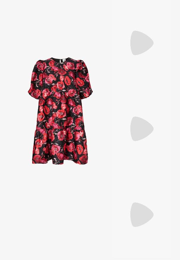 Zwarte jurk met een levendige rode en roze papaverbloemprint. Vloeiende stijl met pofmouwen en een gelaagde rok. Gestructureerde stof.; Zwarte gepatineerde slingback hakken met een spitse neus, voorzien van een unieke geometrische blokhak en een gladde textuur. Verstelbare band voor ondersteuning.; Rode handtas met krokodillenstructuur, zilverkleurig handvat omwikkeld met ketting, afneembare polsband en "Steve Madden"-logo aan de voorkant.; Zwarte hartvormige oorbellen met een glanzende afwerking, voorzien van een opvallend zilveren parelachtige middelste gedeelte. Soepele textuur met afgeronde randen.