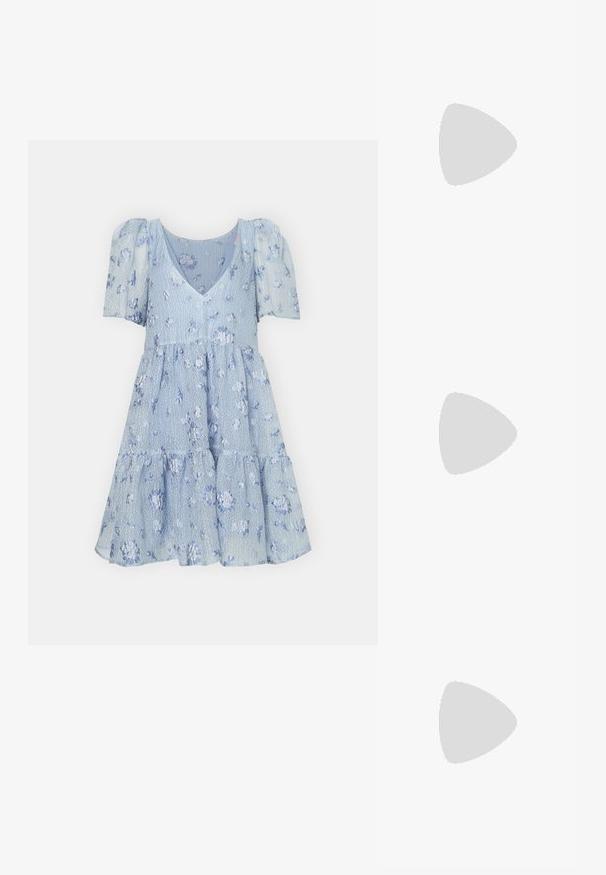 Vestido azul claro con mangas cortas abullonadas, escote en V, falda en capas y patrón floral. Tejido texturizado con un acabado suave.; Tacón slingback de ante azul claro, puntera puntiaguda, correa ajustable en el tobillo con hebilla de metal, plantilla beige natural y tacón bajo.; Calvin Klein ARCHIVE SHOULDER BAG SHINY - Bolso de mano - ecru; Pendientes de metal plateado con un diseño curvado minimalista, que presentan formas de lágrima abiertas y alargadas con un acabado mate.