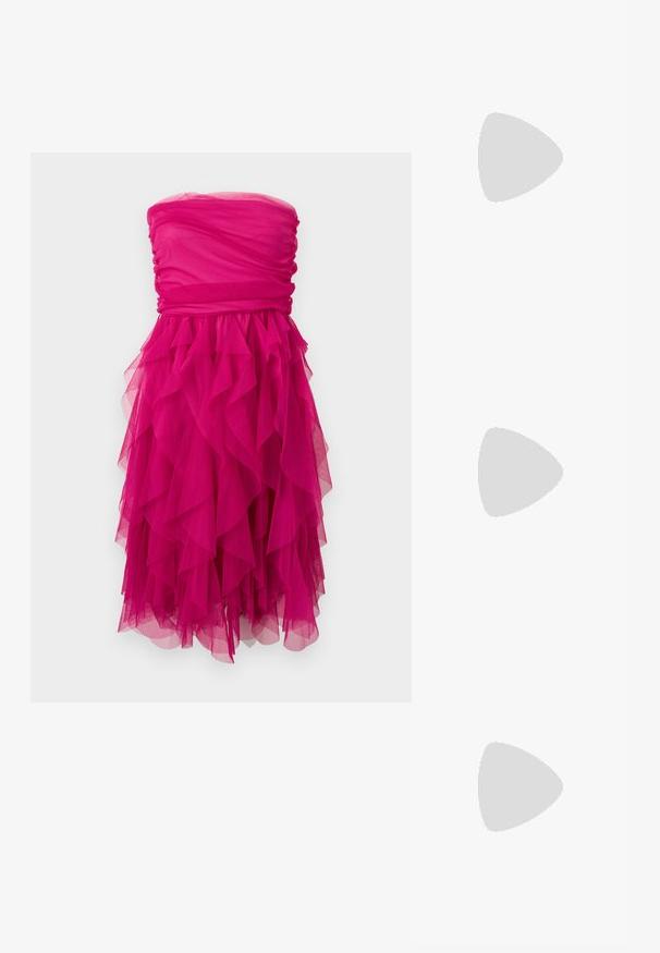 Olkaimeton fuksianpunainen mekko, jossa on poimutettu vartalo ja kerroksittain laskostettu tyllihame, polvipituinen ja teksturoitu, tilava muotoilu.; Valkoiset nahka-slingback-muotoiset ballerinat, joissa on terävä kärki ja suuri kultainen soikea koriste, jossa on strassikivistä. Tasainen ruskea pohja.; Keltainen pleidattu käsilaukku, joka on valmistettu sileästä keinonahasta. Laukussa on pehmeä muoto, yksittäinen olkahihna ja rypytetty yläosa.; Hopeiset metalliset renkaskorvakorut, joissa on sileä, hieman kaareva pinta ja lukolliset takakiinnitykset yksinkertaisella valkoisella taustalla.