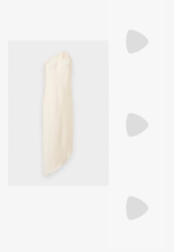 Robe asymétrique crème à une épaule avec un détail froncé à l'épaule et un ourlet diagonal.; Sandale à talons hauts en suède beige avec une sangle de cheville étroite, une ouverture à l'avant et un talon effilé de 7,5 cm; présente un détail de boucle en or.; Sac à main en cuir blanc avec un design plissé, doté d'une bandoulière en chaîne dorée et d'une forme arrondie. Texture lisse avec des plis doux et sans motifs.; Ensemble collier et bracelet ton or avec motifs floraux et feuilles en cristal clair, tous deux avec fermoirs chaîne réglables sur fond blanc.