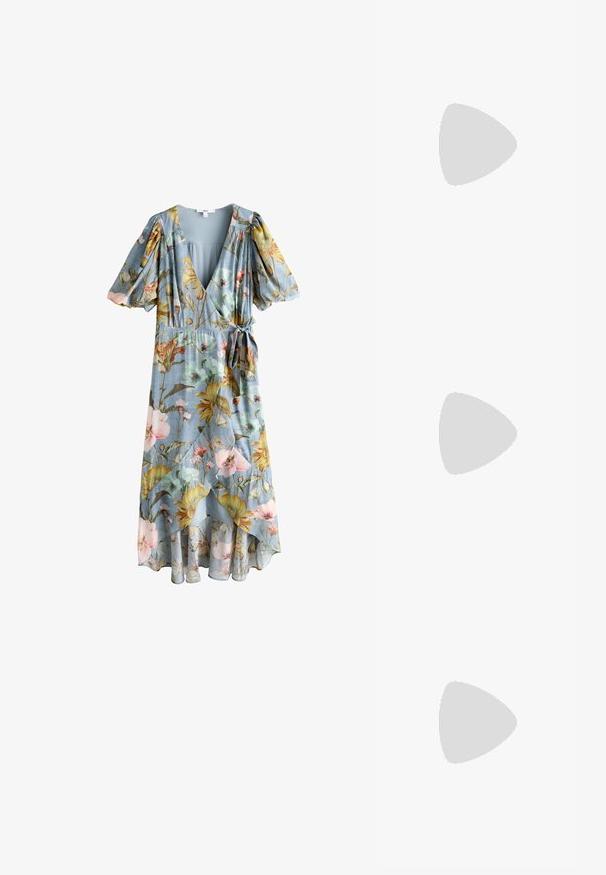 Lichtblauwe wikkeljurk met korte pofmouwen en een bloemmotief in geel, roze en groen, met een zijstrik en V-hals.; Beige hakken sandaal met twee gekruiste banden en een enkelsluiting. Vierkante blokhak en een gladde textuur met een semi-matte afwerking.; Gevlochten strohandtas met grote donkere houten kraalhandgreep, bloemrijke haakwerkversieringen, pompons, strassteentjes en een gouden kettingriem.; Gouden ronde hanger ketting met een geborstelde afwerking, voorzien van een enkele ronde witte parel als accent en bevestigd aan een gestructureerde gouden ketting.