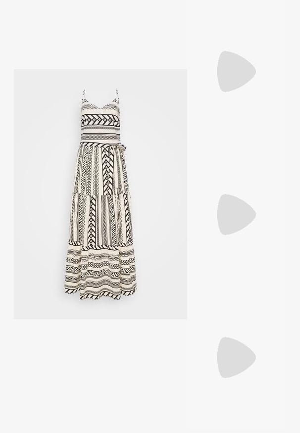 Maxi-jurk in zwart en wit met geometrische patronen, verstelbare bandjes, aansluitende lijfje en een vloeiende gelaagde rok met een strikceintuur.; Zwarte platte sandalen met een brede zool, dunne banden en een verstelbare strik bij de enkel. Zachte textuur met een minimalistisch ontwerp.; Bruine schildpad zonnebril met een vintage cat-eye vorm en bruine lenzen. Heeft gebogen armen met rode accenten.; Zwart gevlochten lederen handtas met korte handgreep en afneembare schouderriem, getoond tegen een effen lichte achtergrond.