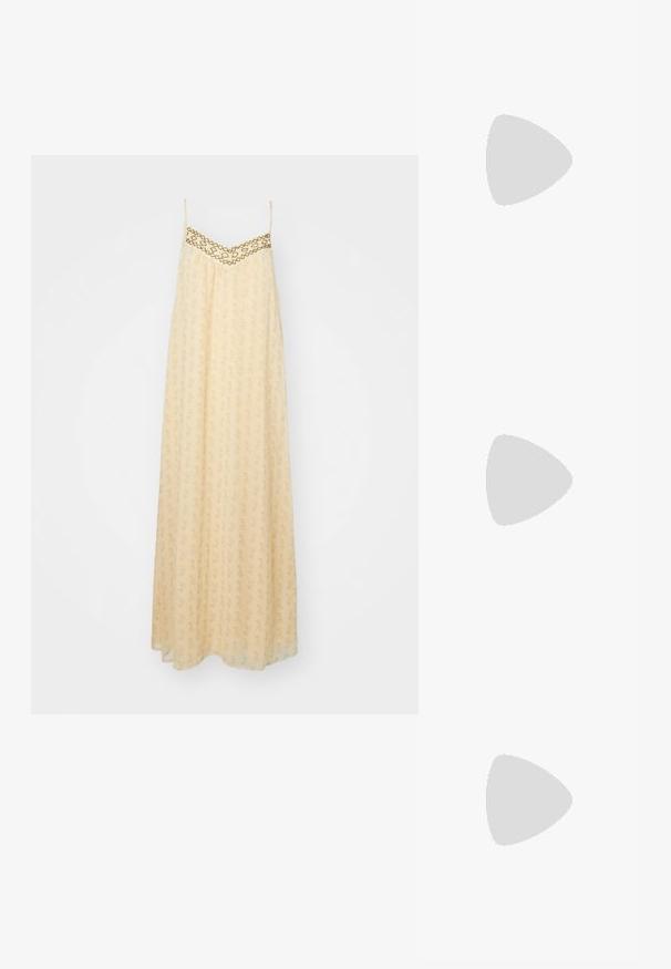 Vestido maxi de tela amarilla pálido, con un diseño estampado y un escote decorativo bordado en dorado. Tirantes ajustables, corte fluido.; Sandalias planas negras con tiras ajustables finas, con una pala rectangular y un acabado mate texturizado. Presentan un tacón bajo ligeramente cuadrado.; Bolso de paja trenzada con forma triangular, que cuenta con un asa redonda multicolor y una correa de hombro marrón.; Pendientes de aro de metal plateado con superficie lisa y ligeramente curvada y cierre de tipo mosquetón sobre un fondo blanco liso.