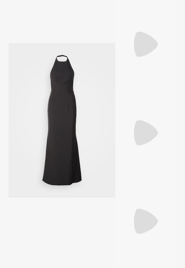 Vestido de noche negro con cuello halter, con un torso ajustado y falda acampanada. Hecho de tela suave, presenta líneas limpias y sin patrones visibles.; Zapatos planos metálicos plateados con diseño de punta cuadrada, tira trasera y acentos recortados. Textura suave sobre un suelo de madera.; Bolso de mano negro hecho de ante con un acabado texturizado, que presenta una cadena dorada y un diseño elegante y angular.; Pendiente de aro de plata con un acabado pulido, que presenta pequeños detalles en dorado y una forma redonda, llevado en el lóbulo.