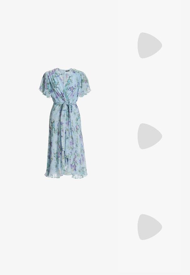 Lyseblå blomstrede slå-om kjole med flagrende ærmer og taljebånd, med et blødt, flydende midi-længde design.; Nude patentlæder højhælede sandaler med en tynd ankelrem og rund spænde, åben tå design og en slank stiletto hæl.; Rosenfarvet metallisk clutch med en glat overflade, udsmykket med iriserende perler, rektangulær form og en sølv lås.; Guld kæde med forlængerede led og en enkelt uregelmæssig perlecharme, der viser en glat, skinnende overflade og naturlig tekstur.
