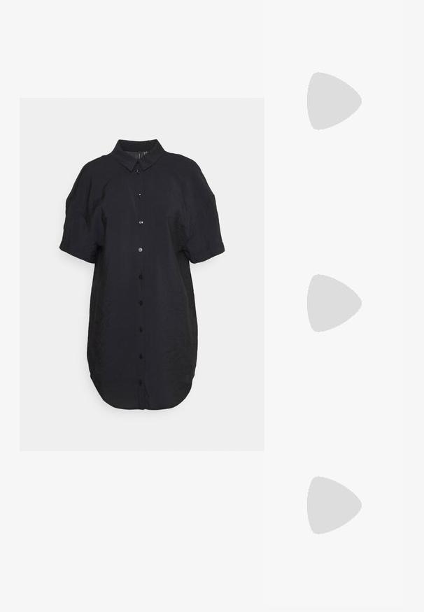 Vero Moda Petite VMQUEENY SHORT SHIRT DRESS - Blousejurk - black; Zwarte platform sandalen met geblokte banden, open teen en verstelbare enkelband. Getextureerde rubberen zool met zigzagpatroon voor grip.; Zwarte en zilveren handtas met een gestructureerd oppervlak dat een diamanten patroon vertoont, een geknoopt handvat en een gestructureerde vorm.; Zilveren ringoorbellen met een gedraaide ontwerp, met een gestructureerd oppervlak en een veilige sluiting. Lichtgewicht en reflecterend met een vloeiende afwerking.