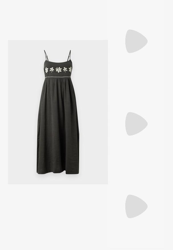 Maxikjole i mørkegrå med justerbare spaghetti-stropper, broderet blomstermotiv i hvid og en indsnørende talje for en let og feminin silhuet.; Sorte flade sandaler med flettede stropper og en metallisk detalje. Har en justerbar spænde og flad gummisål for komfort.; Vævet stråtaske med en naturlig tekstur, accentueret af en sort kunstlæderkant og skulderrem; åben-top design.; Par medium-størrelse guldbøjleøreringe med et tekstureret perle-design på en ensartet lys baggrund.