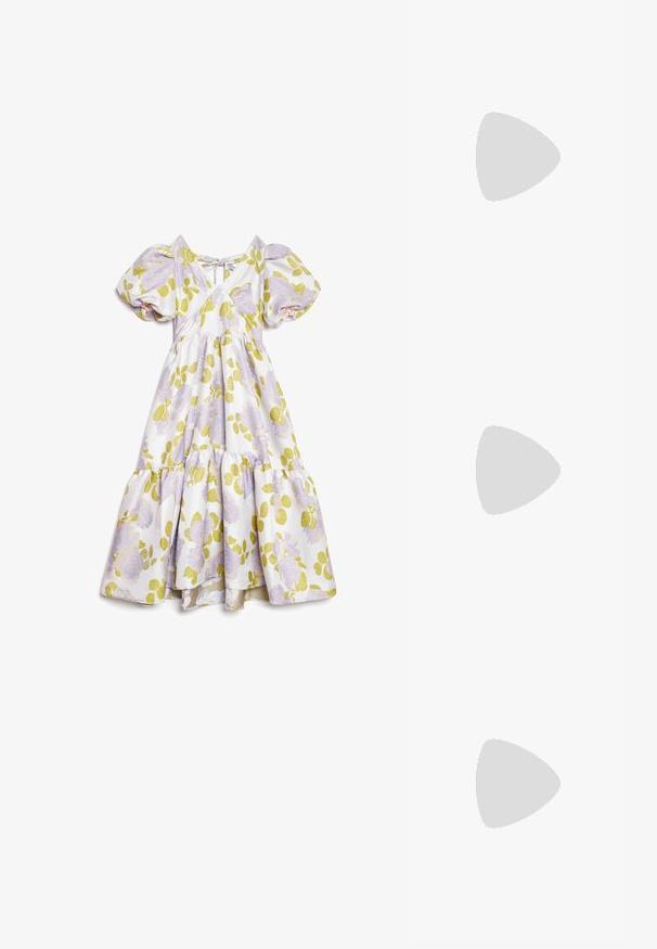 Vestido midi blanco con mangas abullonadas, patrón floral púrpura, hojas verdes, escote en V y detalle de lazo trasero, con falda de volantes.; Zapato de tacón blanco de charol con punta afilada y un tacón en bloque geométrico. El interior cuenta con una plantilla beige y cortes laterales mínimos.; Clutch rectangular blanca con patrón floral azul y asa con cuentas de perlas, herrajes en tono dorado y cierre con broche.; Cinturón de cuero beige enrollado con hebilla plateada y botón metálico con marca, mostrado sobre fondo blanco.