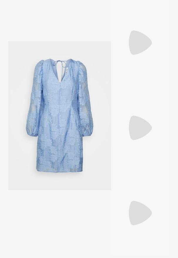 Samsøe Samsøe ANAI DRESS - Denné šaty - serenity; Svetlosivá lodička so slingback dizajnom a špicatou špičkou, vyrobená z mäkkej semišovej textúry, so siedmimi dekoratívnymi prackami a nízkym plochým podpätkom.; Poloobľúbená clutch taška v béžovom saténe so žiarivým strieborným reťazovým popruhom a strapcami. Hladká textura s minimalistickým dizajnom.; Pár lesklých strieborných kruhových náušníc s hladkým, mierne zakriveným povrchom a motýlikovým zapínaním, zobrazených na bielom pozadí.