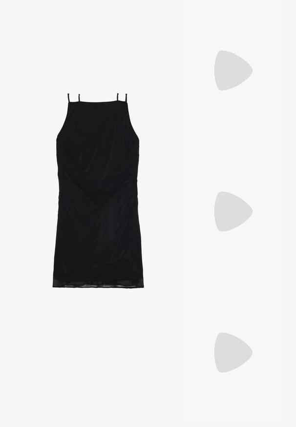 Schwarzes ärmelloses Kleid aus glattem Stoff, mit dünnen Trägern und einem drapierten Design sowie einem dezent geschwungenen Saum.; ALDO CELIE - High Heel Sandalette - black; Schwarze Perlen-Handtasche mit geschwungener Silhouette, Tragegriff und glänzender Textur. Kombiniert mit schwarzen High Heels und enganliegenden schwarzen Shorts.; Silberne Creolen mit einer glatten, reflektierenden Oberfläche. Runde, große Form mit einem sicheren Verschluss an der Oberseite. Polierte Oberfläche betont den Glanz.