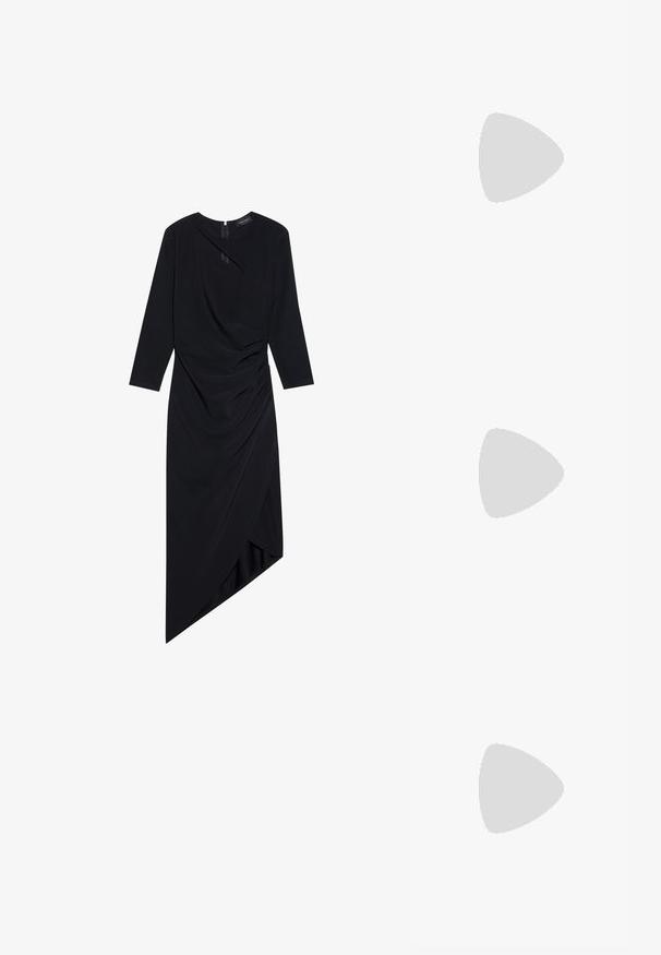 Zwart lange mouw jurk met asymmetrische zoom, met geplooide stofdetails, een subtiele glans en een verborgen rits aan de achterkant.; Knee-high zwarte leren stiletto laarzen met een spitse neus en een gladde textuur. De hak is blokstijl, wat stabiliteit aan het ontwerp toevoegt.; Zwart rechthoekig handtasje met een dunne band en ritssluiting, afgebeeld tegen een effen witte achtergrond.; Set van onregelmatig gevormde, gepolijste hoepel oorbellen van goudkleurig metaal met een open midden op een effen witte achtergrond.