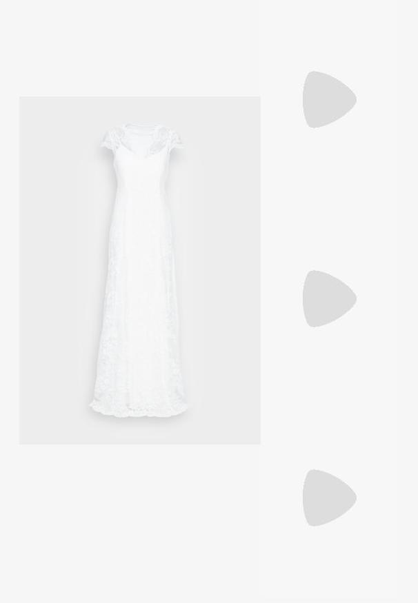 Hvid blonde maxikjole med korte, gennemsigtige ærmer, en tætsiddende bøst og en flydende skørt med intrikate blomster mønstre.; Hvide patenterede læder højhælede sko med åben side, spidse tæer, ankelrem med spænde og en kraftig blokhæl.; Sølvmetallic clutchtaske med vævet netdesign, rektangulær form og en kædestrop til at bære. Glat tekstur og poleret finish.; Guldtonede dobbelte hoop øreringe med en lille cirkel forbundet til en større cirkel, med post back lukninger.