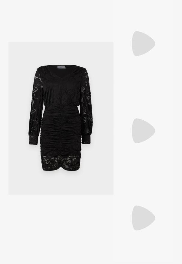 Zwarte jurk met lange, doorschijnende, patroon sleeves en geraffineerde textuur bij het lijfje en de rok, met een V-hals en een getailleerde vorm.; Zwarte suède hoge hakken sandaal met een platformzool, enkelband met zilveren beslag, open teen ontwerp en een gladde textuur.; Zwarte neplederen handtas met een zachte textuur, ronde vorm en een stevige zwartleren schouderband. Zilveren hardwareaccenten zichtbaar.; Een paar glanzende zilveren oorringen met dunne draadafsluitingen, getoond op een lichtgrijze achtergrond.