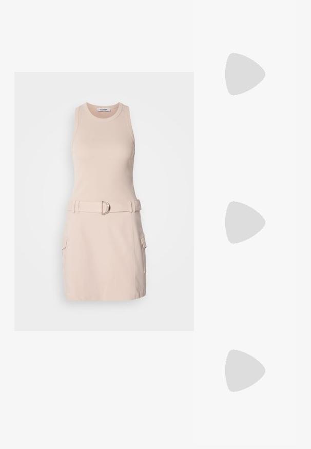Ærmeløs beige kjole med ribbet top, bælte i taljen med en sølvspænde og to sidelommer. Glat tekstur, afslappet design.; Sort knæhøje støvler lavet af glat læder. Har spidse tæer og en kraftig, struktureret blokhæl. Minimal sydetaljer.; Sort håndtaske formet som en halvmåne med en enkelt rem, guld lynlås og en guldfarvet rektangulær dekorativ fane foran.; To par guldfarvede geometriske hoop-øreringe på en ensfarvet hvid overflade, et par firkantede og solide, et par rektangulære og hule.