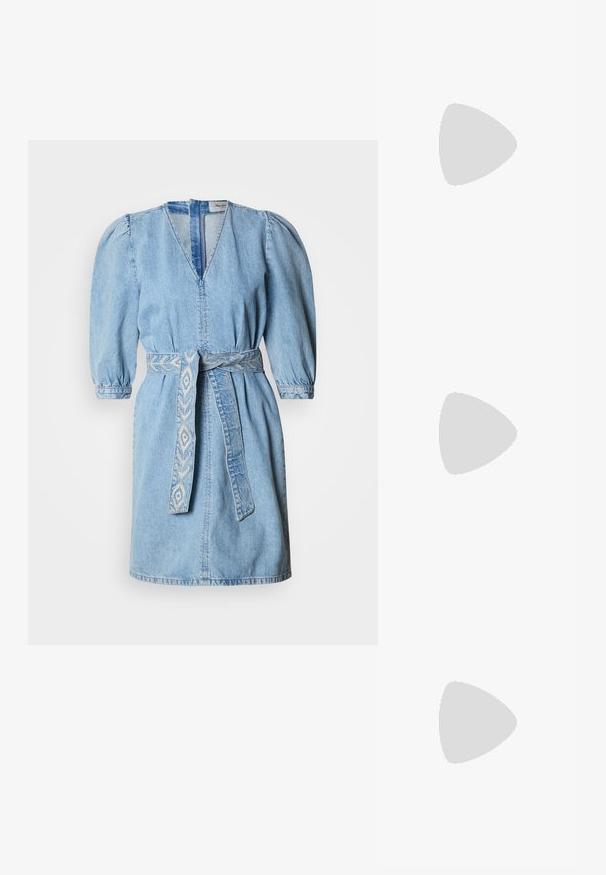 Spijkerjurk in lichtblauw met een v-hals, geplooide mouwen en een geweven riem met patroon. Heeft een naadloze achterkant en een ontwerp tot op de knie.; Tan suède cowboylaarzen met een spitse neus, middelhoog schacht en decoratieve stiknaden langs de zijkanten. Voorzien van een gestapelde houten hak.; Kleine bruine leren schoudertas met verstelbare band en ritssluiting, getoond tegen een witte achtergrond. Geen zichtbaar merk of versieringen.; Zilverkleurige metalen creolen oorbellen met een glad, licht gebogen oppervlak en sluitingen met haaksluiting op een effen witte achtergrond.