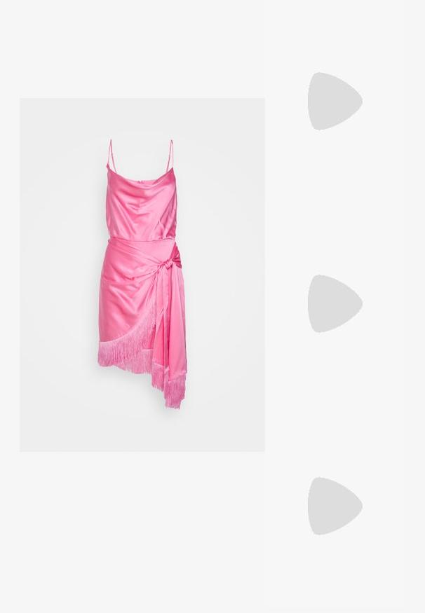 Cinq à Sept OCTAVIA DRESS - Vestido de cóctel - flamingo; Sandal de tacón alto rosa con acentos de mariposa, hecho de material suave. Cuenta con tirantes delgados y un tacón esbelto.; Bolso de mano de lentejuelas rosas con un asa circular dorada y un logo con acentos en negro que presenta una "M". La textura es brillante y reflectante.; Pendientes florales rosas hechos de plástico, con pétalos en capas en tonos degradados, acentuados con pedrería y una gema central.