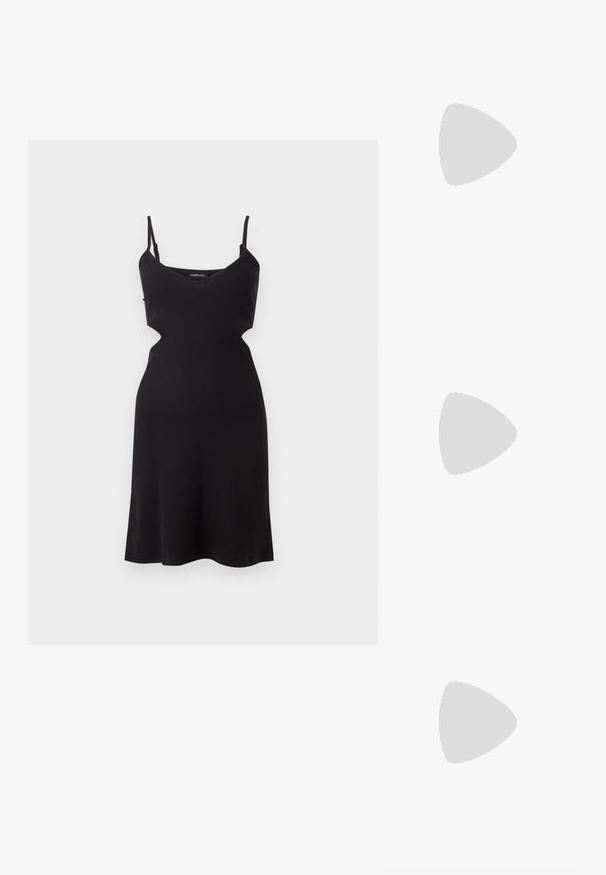 Robe noire sans manches avec fines bretelles et découpes latérales, dotée d'un corsage ajusté et d'une jupe évasée.; Bottines Chelsea noires en cuir et tissu élastique, dotées d'une semelle en caoutchouc épaisse avec un motif de traction prononcé et de languettes pour un enfilage facilité.; Lunettes noires angulaires avec des verres gris ; fabriquées en plastique, avec des branches épaisses à la surface lisse et sans matériel visible.; Sac à main noir avec texture matelassée, doté de quincaillerie en argent, d'une forme incurvée et d'une seule bandoulière réglable. Fermeture zippée sur le dessus.