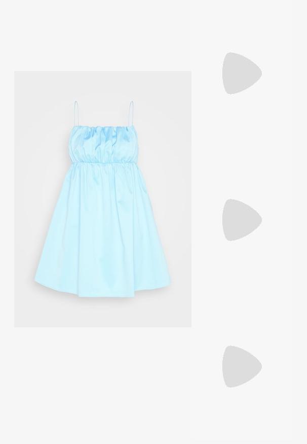 Samsøe Samsøe MEJA DRESS  - Cocktailkleid/festliches Kleid - blue topaz; Beine, die mittelhohe, dunkelbraune Lederstiefel im Western-Stil mit spitzen Zehen und Blockabsätzen tragen, vor einem weißen Hintergrund.; Runde Sonnenbrillen mit transparenten grauen Fassungen und grau getönten Gläsern. Metallakzente an den Bügeln und gebogene Arme für Stabilität.; Braune crescentförmige Ledertasche mit geflochtenem Griff und dezentem, dreieckigem Metalllogo vorne.
