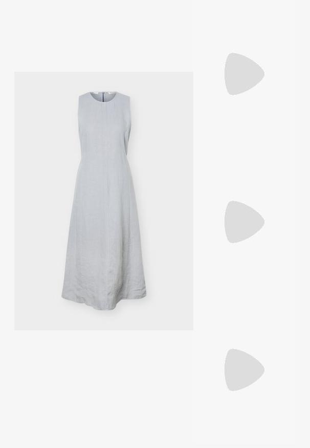 Ärmelloses hellgraues Leinenkleid mit Rundhalsausschnitt, tailliertem Schnitt und ausgestelltem Midirock, mit Reißverschluss am Rücken.; Schwarze Ledersandale mit einem gedrehten Oberdesign, quadratischer Zehenpartie und einem niedrigen Blockabsatz, ausgestattet mit einer glatten Textur und minimalistischen Stil.; Schwarze Handtasche aus Kunstleder mit strukturierter Oberfläche, zwei langen Tragegriffen und goldfarbenen Hardware-Details an der Seite. Rechteckige Form.; Zarte doppellagige goldene Halskette mit gleichmäßig verteilten kleinen weißen Perlen auf schlichtem hellem Hintergrund.