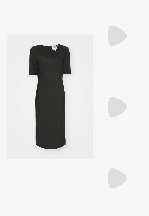 Schwarzes, tailliertes Kleid mit quadratischem Ausschnitt, kurzen Ärmeln und strukturierten horizontalen Streifen. Reißverschluss im Rücken und knielanges Design.; Maxikleid im blauen und lila Tiermuster mit dünnen Trägern, einem taillierten Oberteil, ausgestelltem Saum und transparenten Überlagerungen.; Silberne metallische Handtasche mit einer einzigartigen, glatten, organischen Form. Verfügt über einen schwarzen Kordelriemen und eine kleine Kette für vielseitige Tragemöglichkeiten.; Maria Black RIVER EARCUFF - Ohrringe - silver