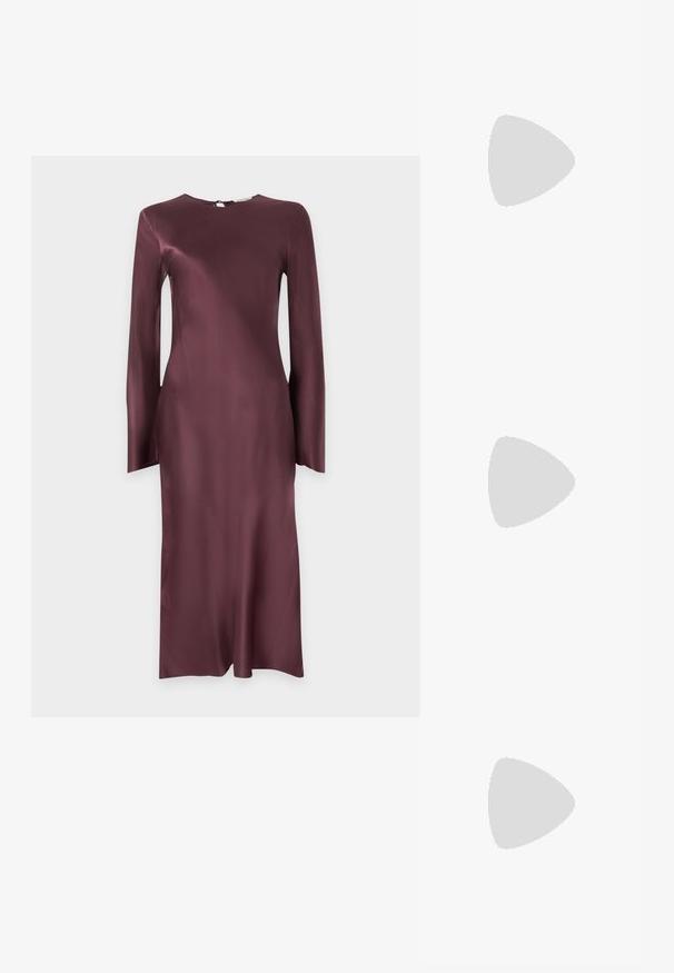 Robe à manches longues, longueur genou, en tissu brillant bordeaux foncé, avec un col rond et une petite fermeture à bouton dans le dos.; Sandale compensée bordeaux brillante pour femme avec bride d’orteil et talon angulaire, vue de profil sur fond blanc.; Petit sac à main en cuir bordeaux avec des détails froncés, une fine bandoulière et une fermeture argentée comportant deux gros boutons ronds.; Boucles d'oreilles en argent avec des maillons ovales allongés, présentant une finition polie et un pendentif tombant texturé. Design simple avec des bords lisses.