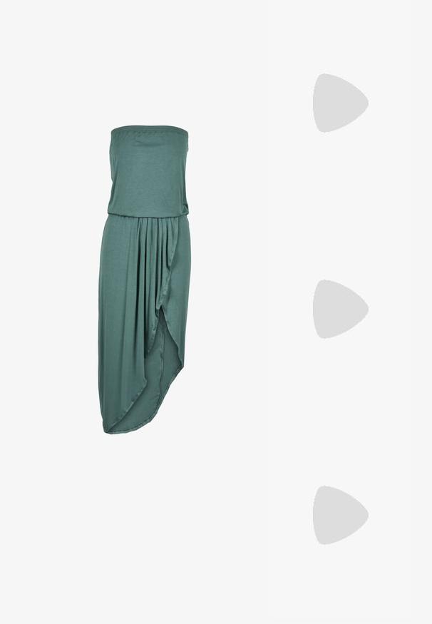 Vestido sin mangas en color azul verdoso, fabricado en un tejido suave, que presenta un corsé fruncido y un dobladillo asimétrico con detalles drapeados, textura lisa.; Sandalia plana beige con suela trenzada y finas tiras metálicas doradas, vista de perfil sobre fondo blanco.; Gafas de sol de carey con forma de ojo de gato, lentes marrón degradado y acentos dorados en las monturas. Nombre de la marca "Vogue" visible.; Pendientes de tono dorado con un largo vástago recto, con un botón de perla redonda y una forma geométrica de diamante colgante.