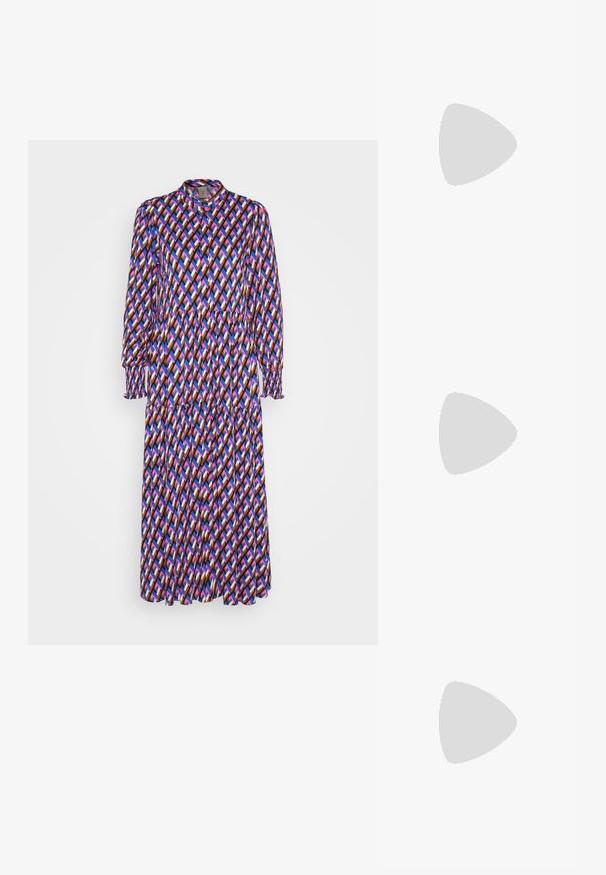 YAS YASALIRA LONG DRESS  - Blousejurk - surf the web; Kniehoge witte rubberlaarzen met een stevige zool en elastische zijpanelen. Voorzien van trekhaken aan de bovenkant voor gemakkelijker aan- en uittrekken. Glad textuur.; Crème leren schoudertas met een halve maan vorm, dunne schouderband en subtiele stiksels. Minimalistisch ontwerp met gouden hardware accenten.; Gouden gedraaide oorringen met een gladde afwerking, voorzien van een transparante achterkant en goudkleurige hardware.