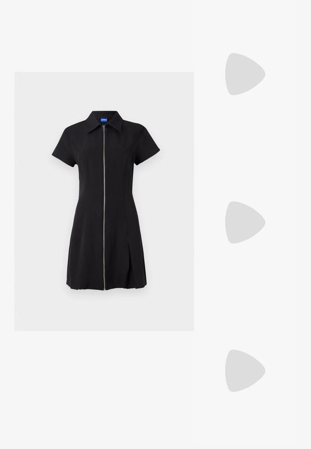 Zwarte jurk met korte mouwen, voorritssluiting, kraag en een zijsplit. Gemaakt van zachte stof, met een subtiele logo op de borst.; Zwarte leren puntige hakken met een stiletto hak, voorzien van een gladde textuur en een minimalistisch ontwerp. Interieur is gevoerd in een tan kleur.; Zwarte leren handtas met een gebogen vorm, voorzien van een gouden rits en een subtiel geperst "cK" logo. Gladde textuur en een enkele handvat.; Paar goudkleurige creolen met kleine zilverkleurige lusdetail op elk, weergegeven tegen een lichtgrijze achtergrond.