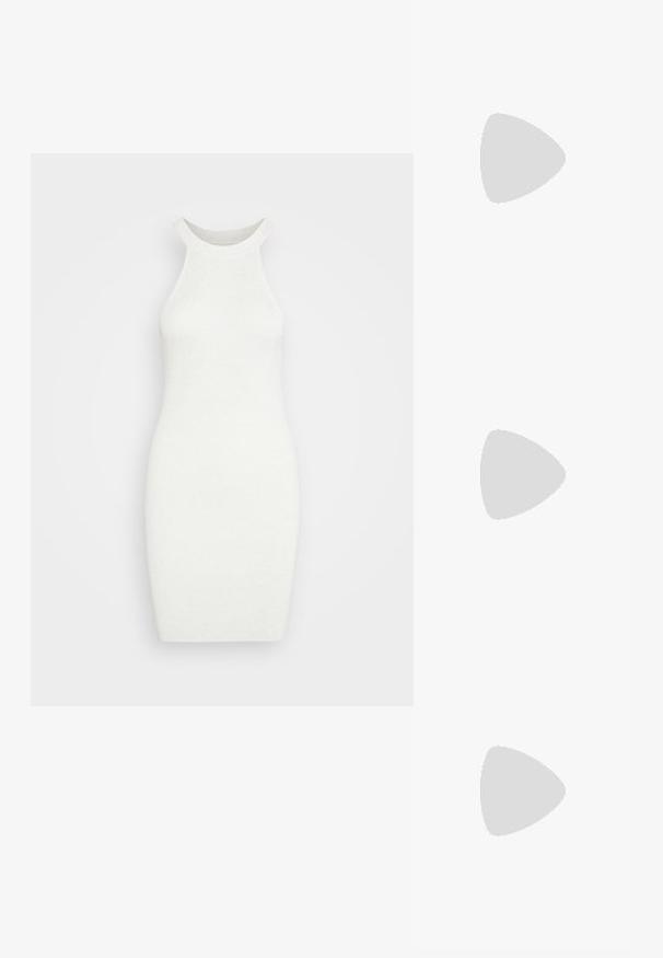 Samsøe Samsøe ASHLI DRESS  - Gebreide jurk - nimbus melange; Witte sneaker van mesh en leer, met een ronde neus, dikke zool, opvallende veters en merklogo op de hak en tong.; Transparante rechthoekige bril met heldere monturen en pootjes, geplaatst op een witte ondergrond met zachte schaduwen.; Kleine beige leren handtas met een enkele band en zilveren studs langs de randen en band, tegen een effen achtergrond.